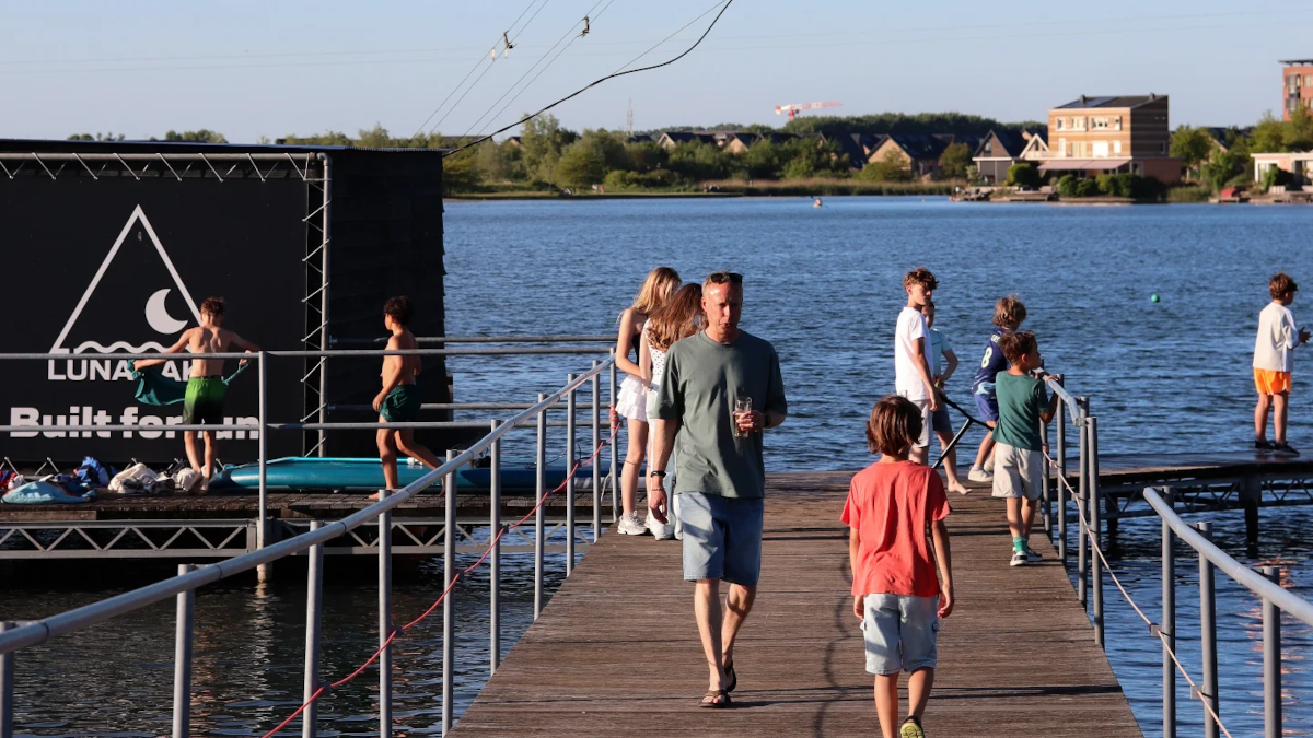 Luna Lake in Heerhugowaard Alkaar, Noord-Holland, kabelskibaan om te waterskiën en te wakeboarden
